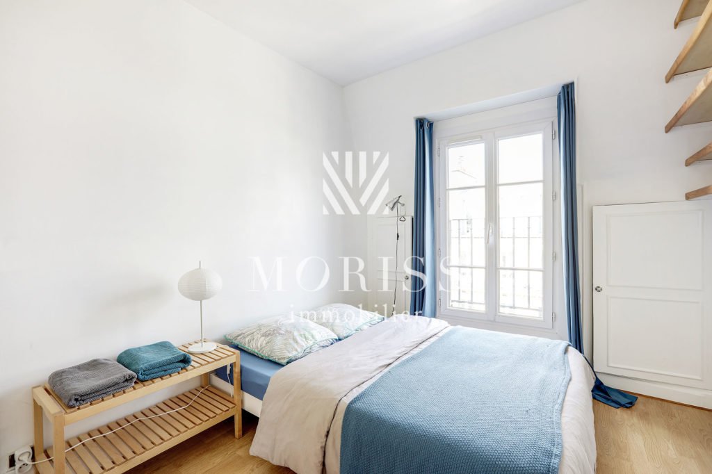 Relooking Home Staging de la chambre avec des murs blancs, du mobilier en bois et des tissus bleus